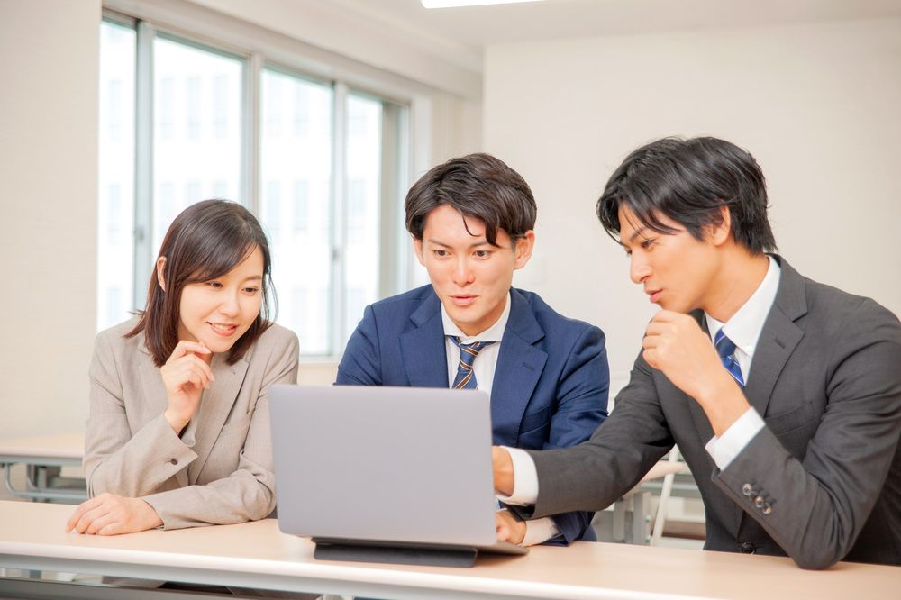 PC画面を確認しながら業務を観察する様子